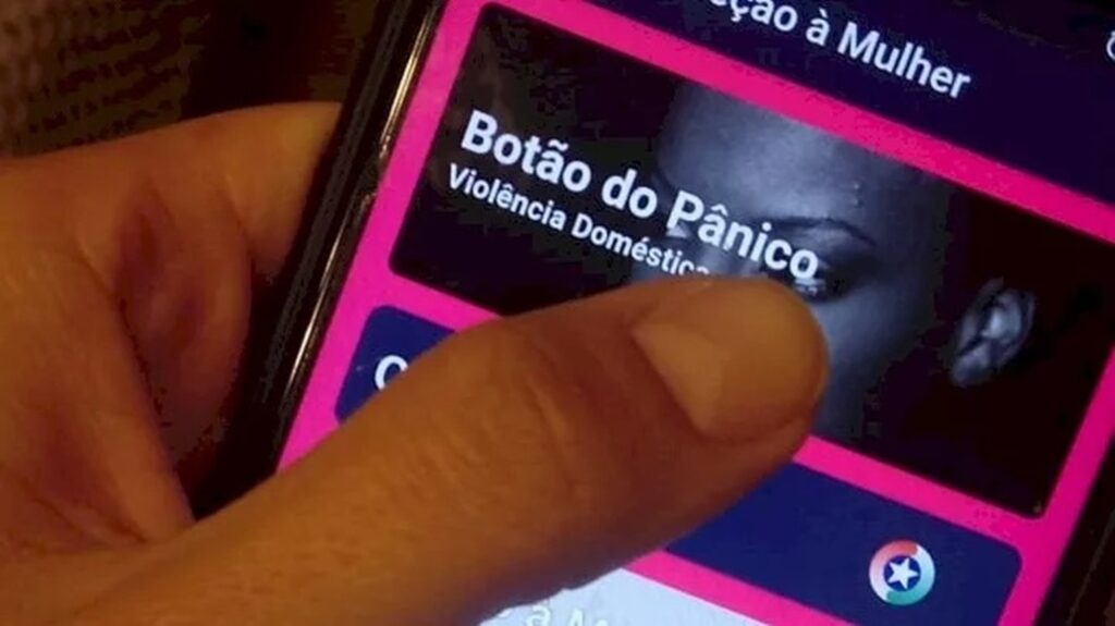 Homem é preso após sobrinha acionar botão do pânico em SC