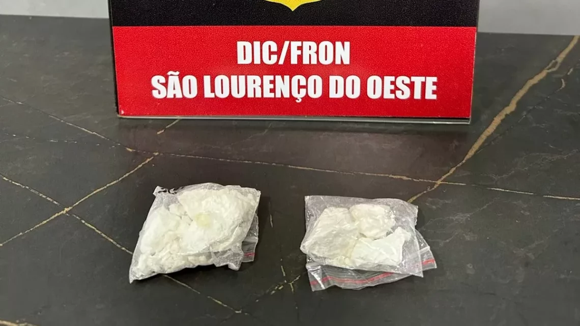 Homem é flagrado com drogas no carro durante blitz e acaba preso por tráfico no Oeste de SC