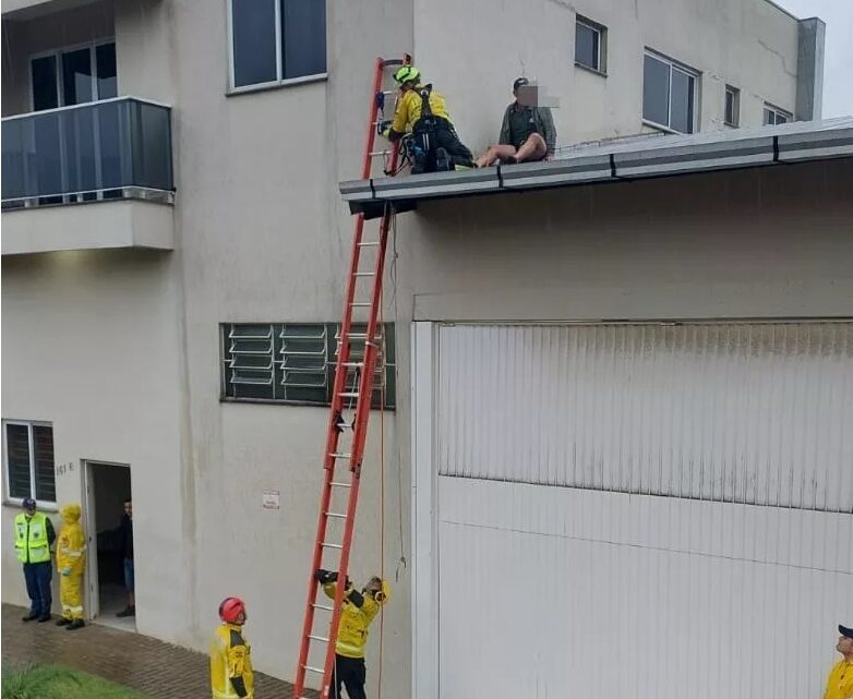 Homem é resgatado de telhado a 8 metros de altura em Chapecó