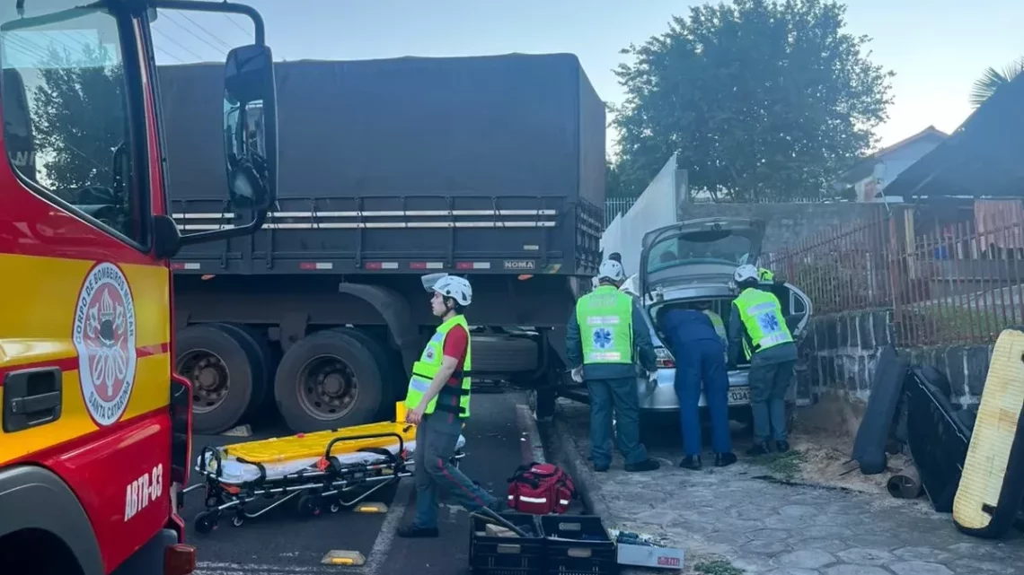 Idosa fica presa no carro após colidir em caminhão no Oeste de SC