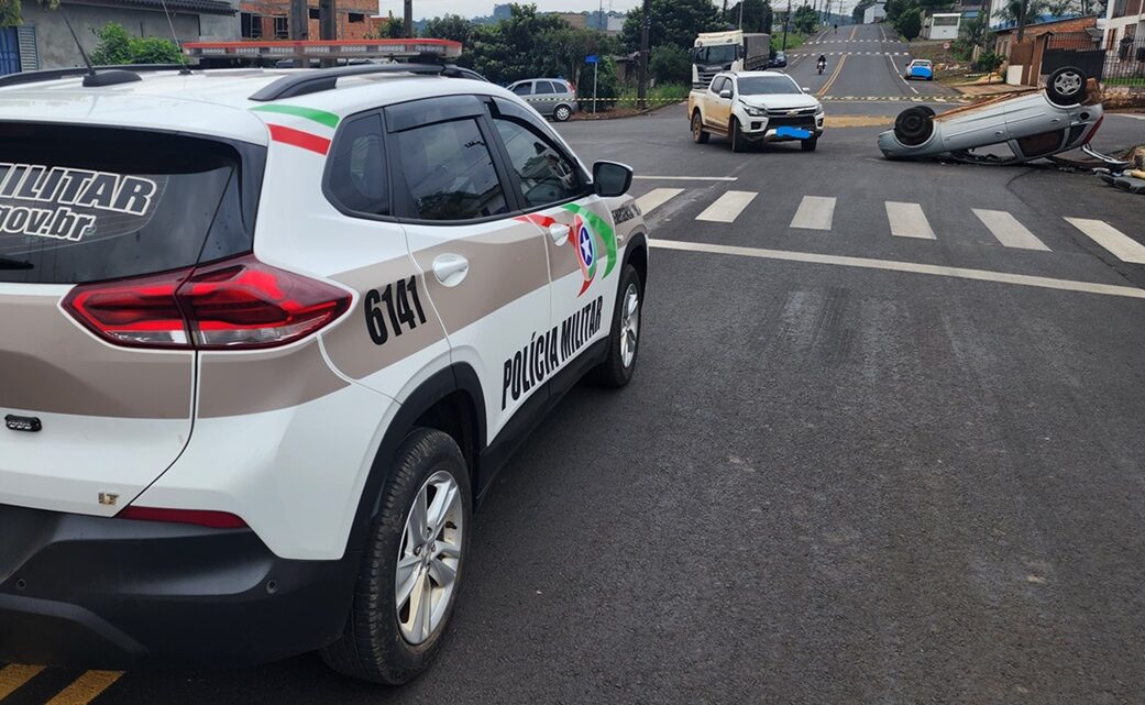 Corsa capota após colisão com uma S10 em Xanxerê