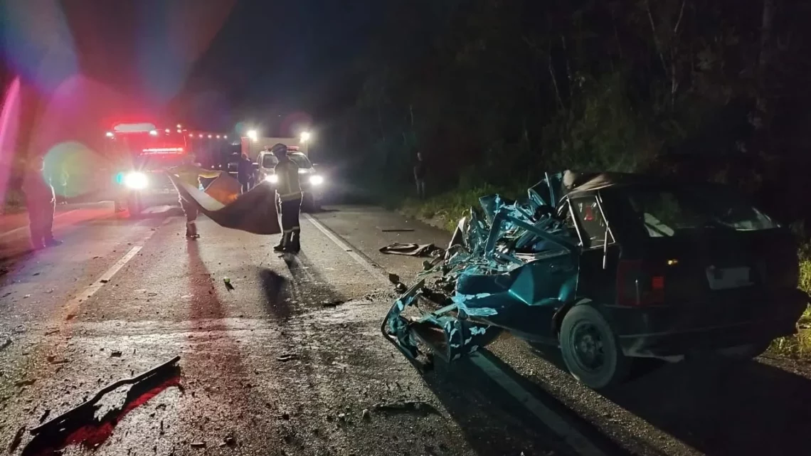 Jovem de 24 anos morre em colisão entre carro e caminhão na SC-418