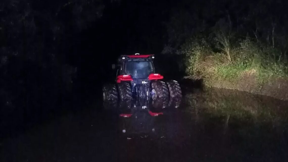 Jovem fica ilhado dentro de trator em lavoura após forte chuva na BR-153