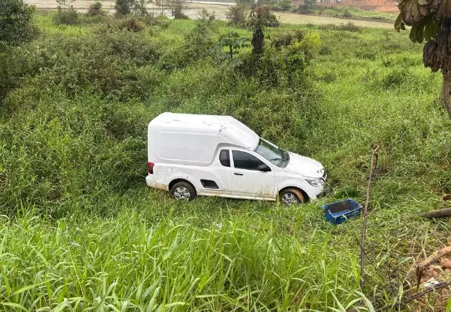 Mulher fica ferida após saída de pista seguida de capotamento em ribanceira em SC