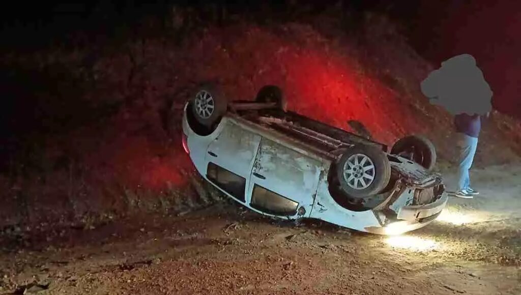 Motorista perde controle e capota carro na Serra