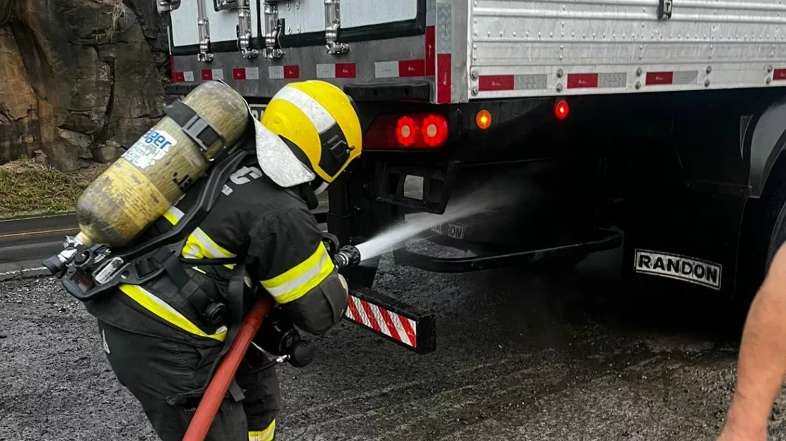 Princípio de incêndio em carreta mobiliza bombeiros na SC-283