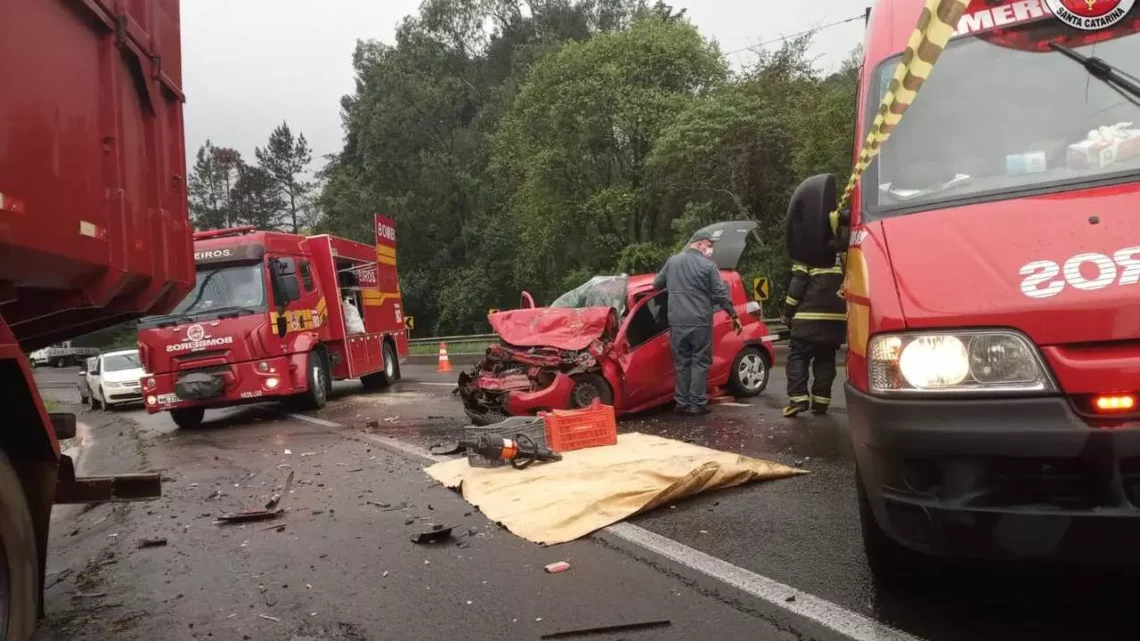 Acidente entre carro e caminhão deixa homem gravemente ferido no Meio-Oeste