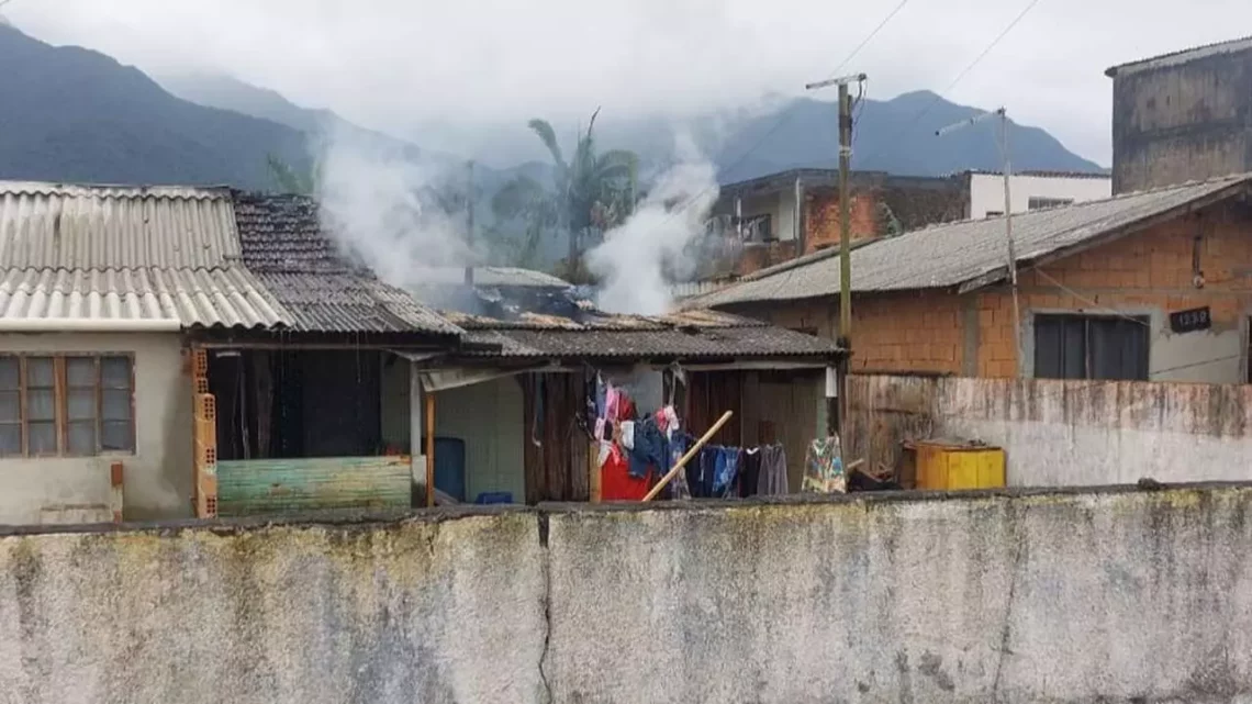 Residência pega fogo em SC; crianças estavam dentro da casa