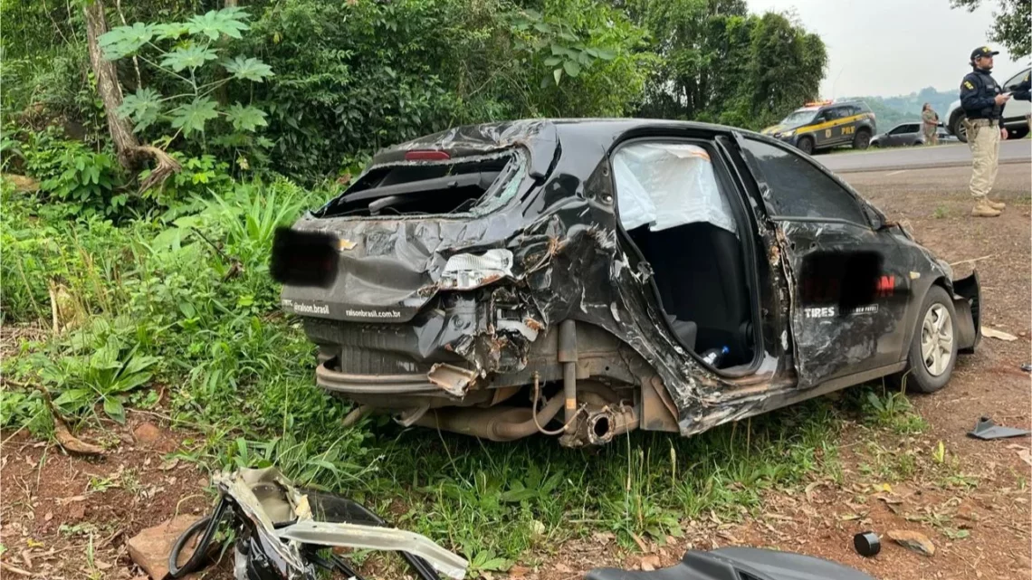 Carro ‘despenca’ de ribanceira após colisão no Oeste de SC