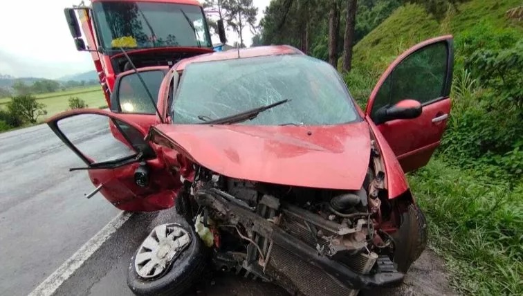 Acidente na BR-470 entre três carros resulta na morte de idosa