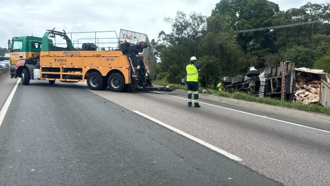 Grave acidente na BR-101 mata motorista de caminhão