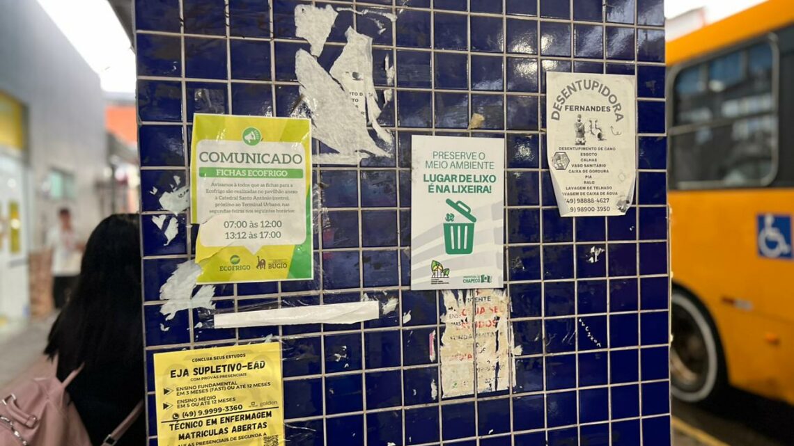 Prefeitura de Chapecó vai multar quem fixa publicidade nos espaços públicos