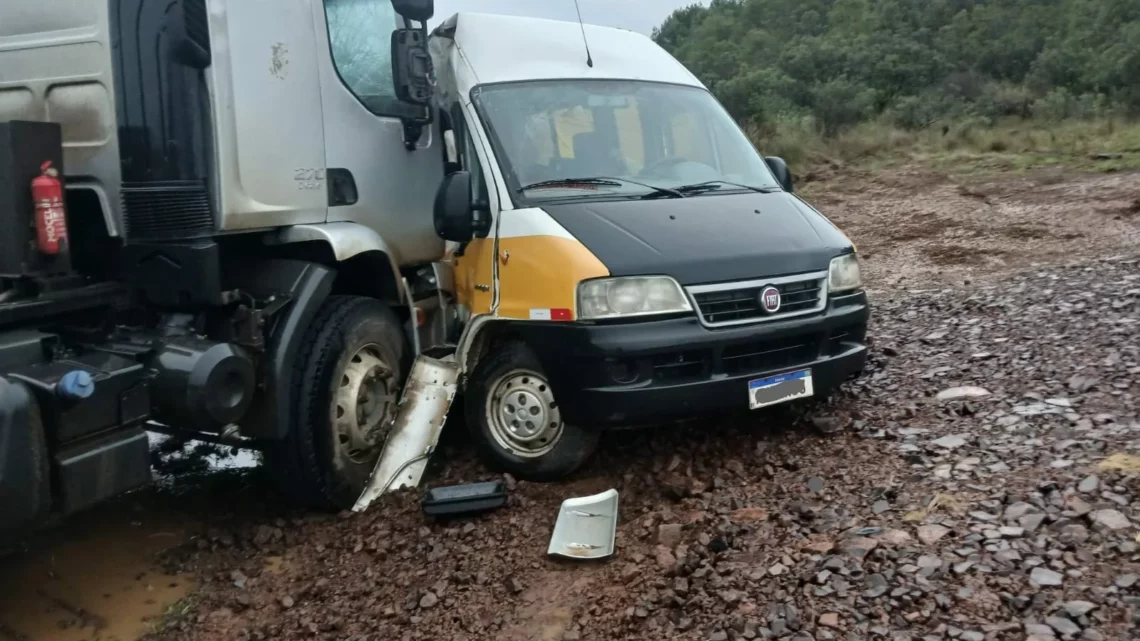 Caminhão e van escolar colidem na SC-150