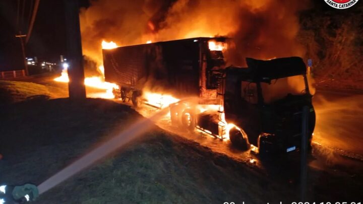 Incêndio atinge caminhão carregado de carne congelada na SC-355