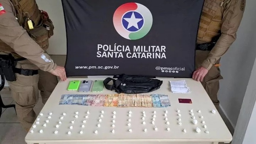 Polícia prende dois suspeitos de tráfico de drogas em Chapecó durante abordagem