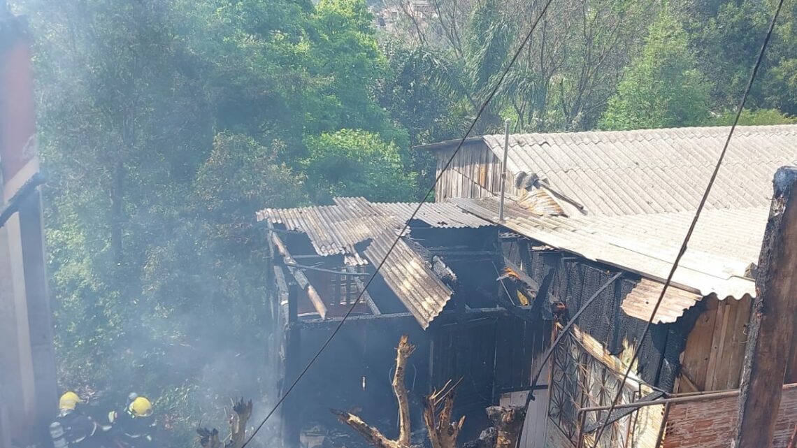 Residência pega fogo e bombeiros conseguem salvar imóveis vizinhos no Meio-Oeste