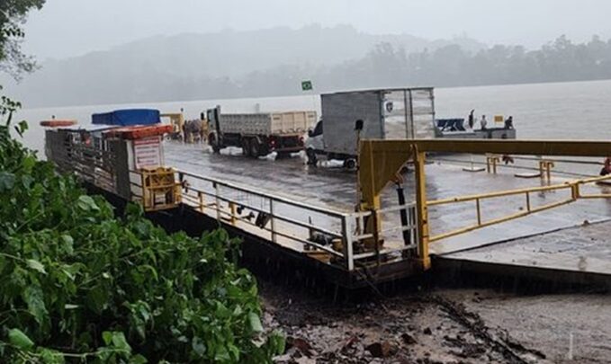 Veículo cai no Rio Uruguai no Porto da Barca em Itapiranga