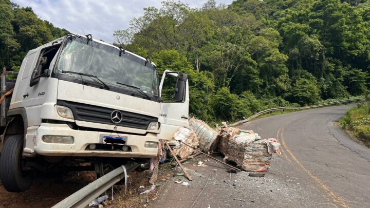 Caminhão fica sem freios e tomba fora da pista em Seara