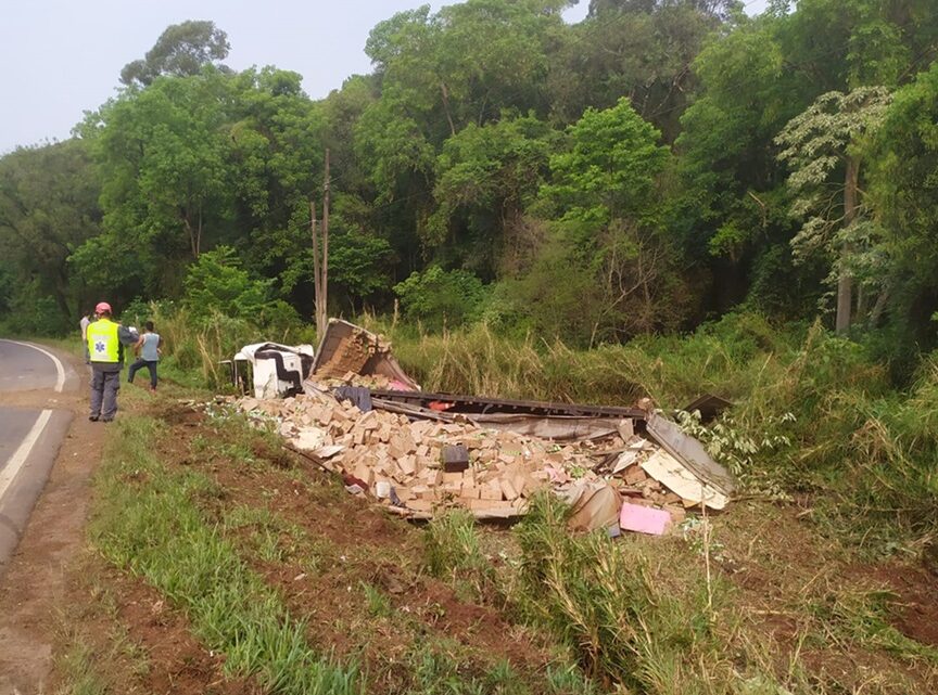 Carreta sai da pista e carga é saqueada em São Lourenço do Oeste