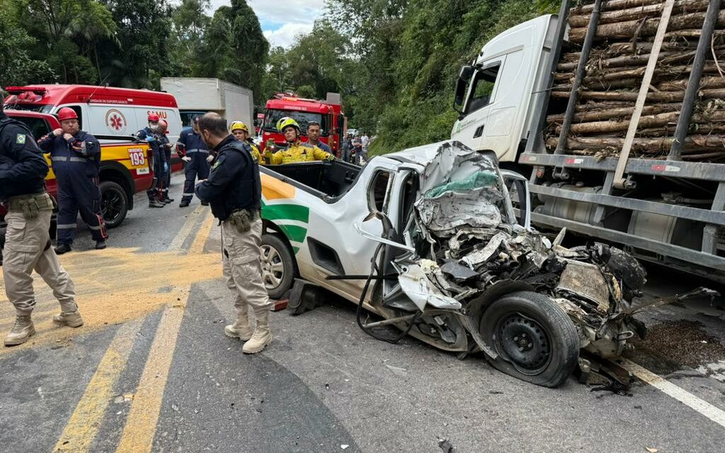 Motorista morre em batida frontal entre carro e caminhão na BR-282