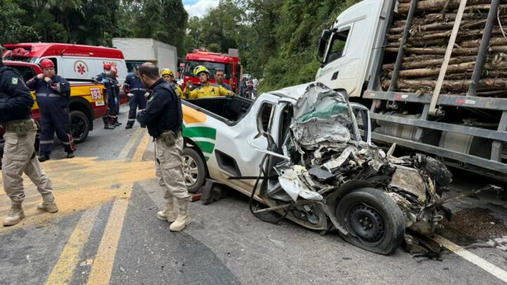 Motorista morre em batida frontal entre carro e caminhão na BR-282