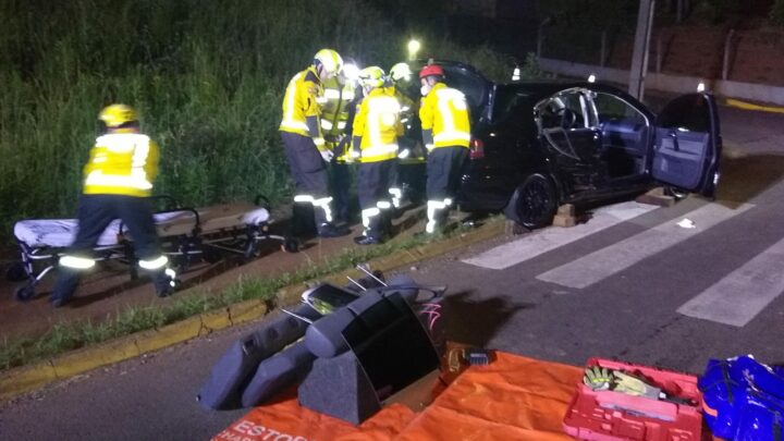 Mulher de 24 anos fica presa nas ferragens em colisão entre carros em Chapecó