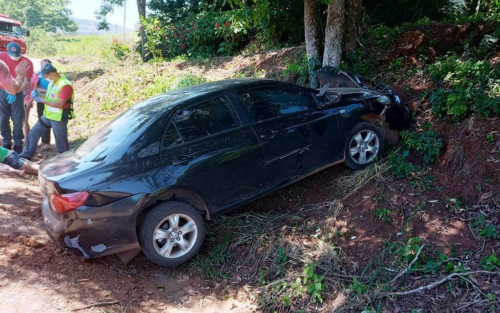 Mulher sofre possível desmaio e desce barranco com veículo no Oeste