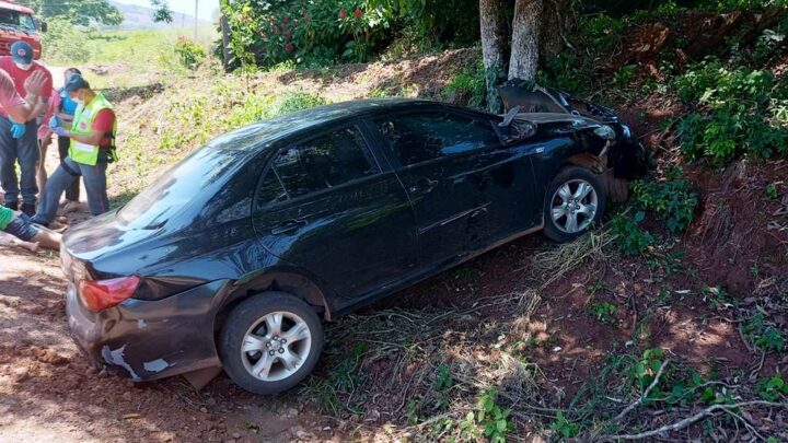 Mulher sofre possível desmaio e desce barranco com veículo no Oeste