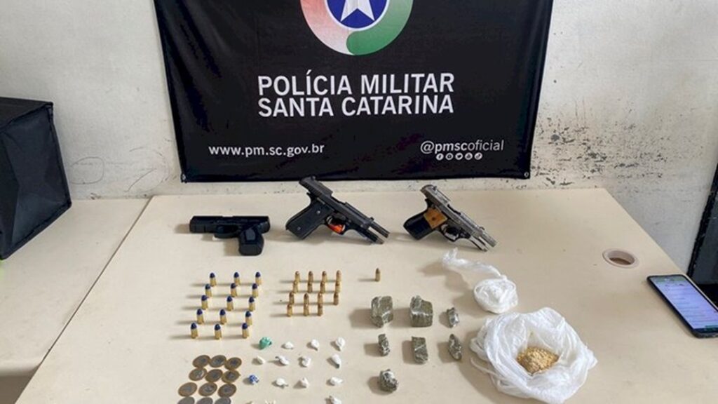 Casal foge e polícia apreende drogas e armas em SC