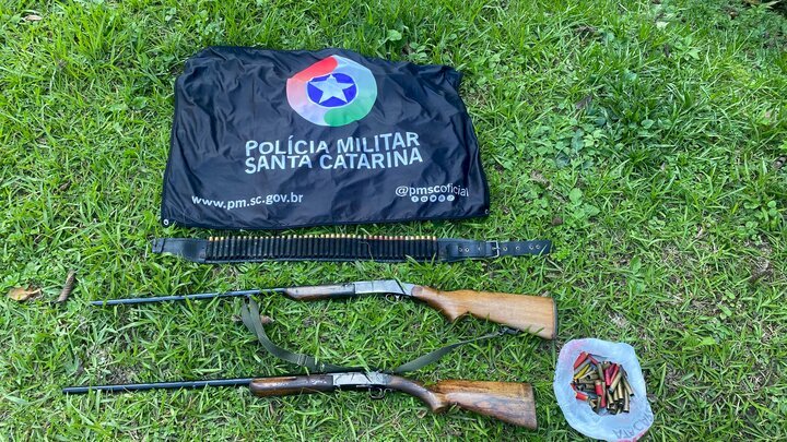 PM apreende armas de fogo e aves são resgatadas em SC