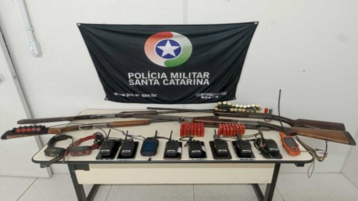 Grupo de caçadores são presos com armas de fogo e equipamentos em Ilhota