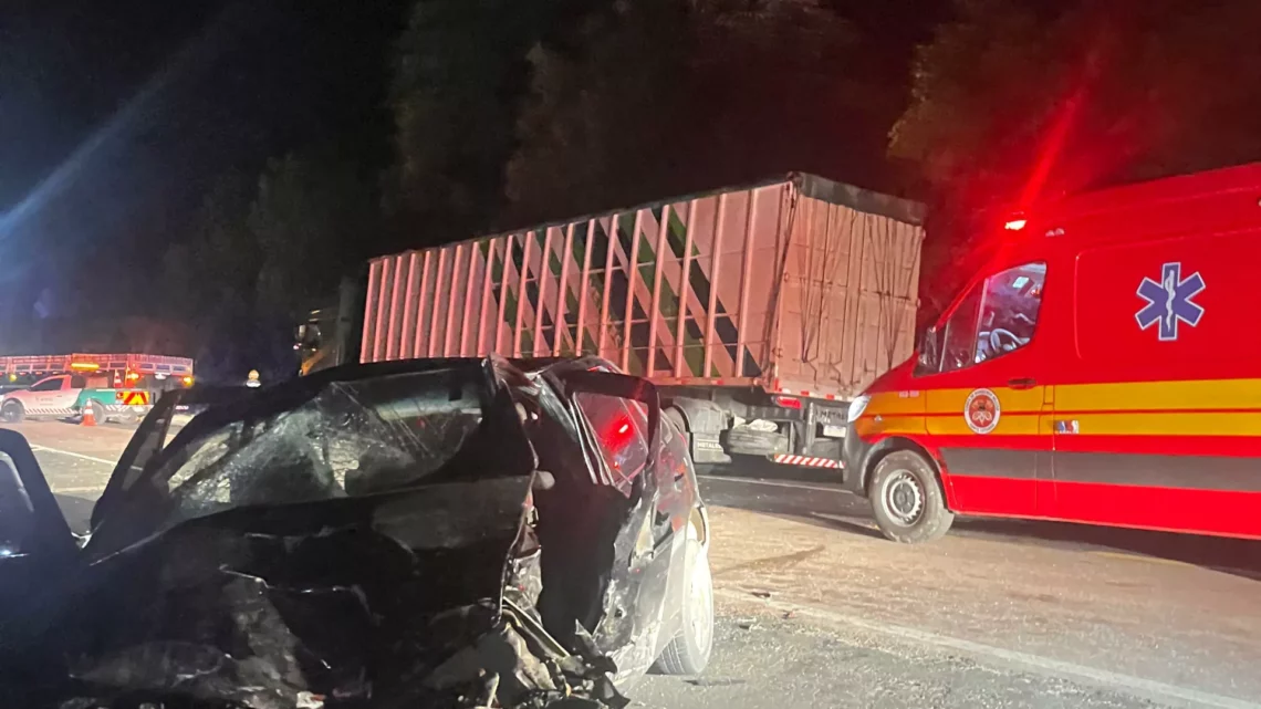 Acidente envolvendo caminhão e carros deixa três pessoas feridas na BR-116