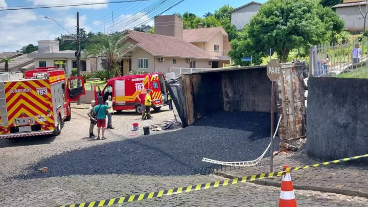 Caminhão capota com criança de 10 anos em SC