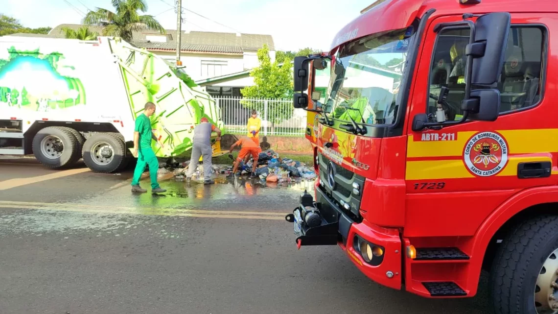 Caminhão de lixo pega fogo e mobiliza bombeiros em SC