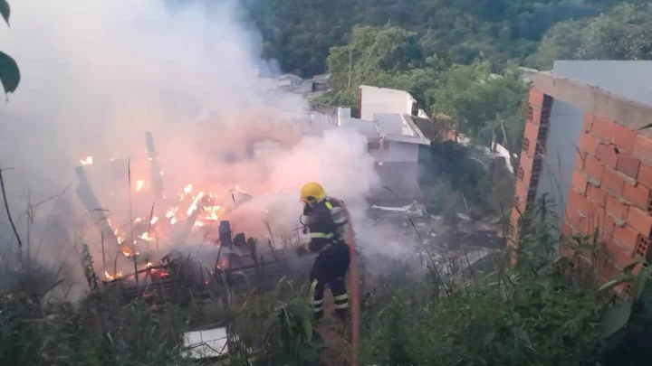 Casa abandonada mobiliza bombeiros em Curitibanos para combate ao incêndio