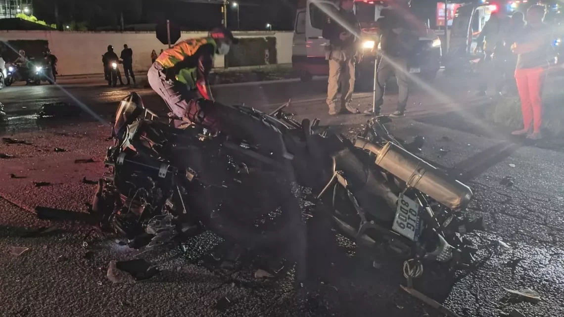 Casal morre após colisão entre motocicletas e caminhão carregado com geradores de energia elétrica na BR-282