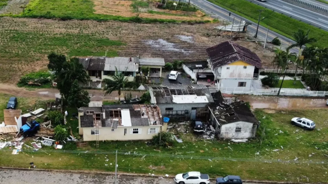 Cidade de SC decreta emergência após tempestade severa e pede ajuda humanitária