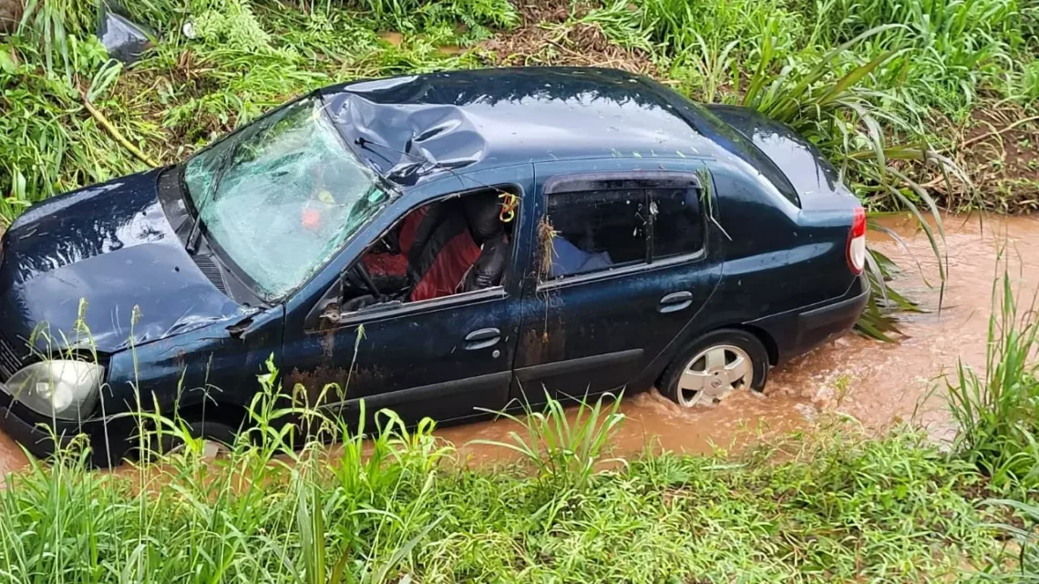 Família cai de carro em riacho no Oeste de SC