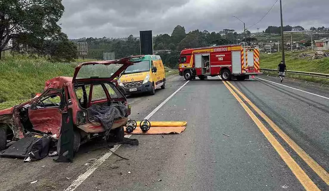 Homem morre em grave acidente entre carro e caminhão na BR-116