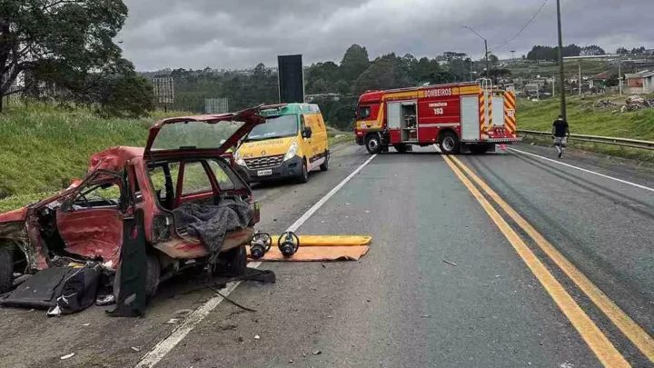 Homem morre em grave acidente entre carro e caminhão na BR-116