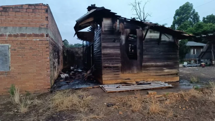 Incêndio destrói casa de madeira em Chapecó