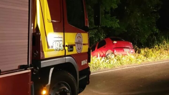 Motorista cai em barranco ao sair de pista e fica ferida no Oeste de SC