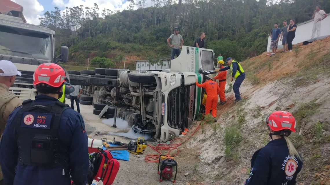 Motorista fica preso às ferragens após caminhão tombar na SC-486