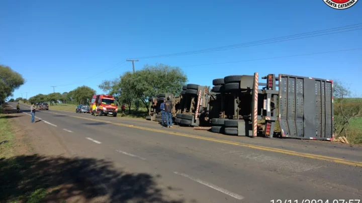 Motorista perde o controle e tomba caminhão de toras na SC-355