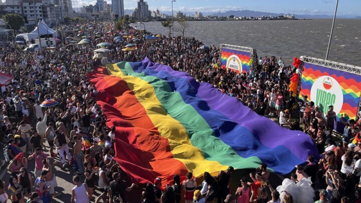 Parada LGBTI+ reúne 80 mil pessoas em SC