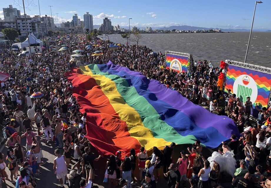 Parada LGBTI+ reúne 80 mil pessoas em SC