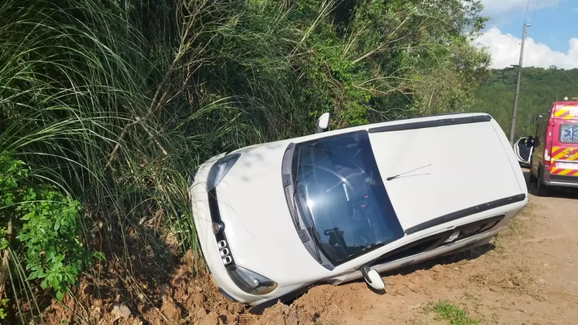 Carro tomba em estrada de areia em Ponte Serrada