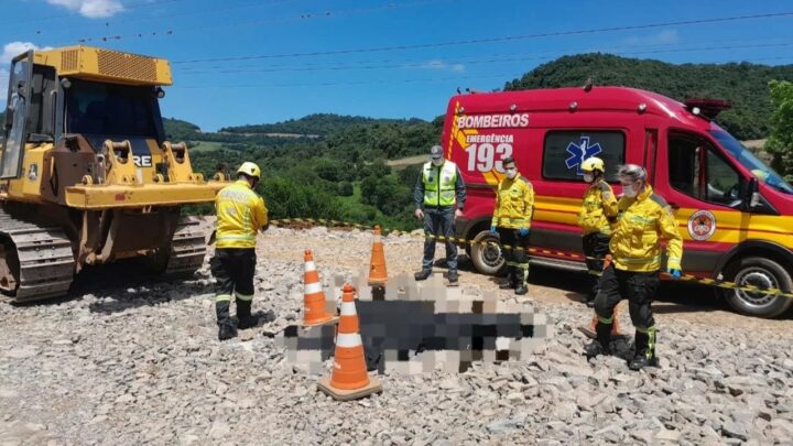 Idoso morre após ser atropelado por trator de esteira em SC