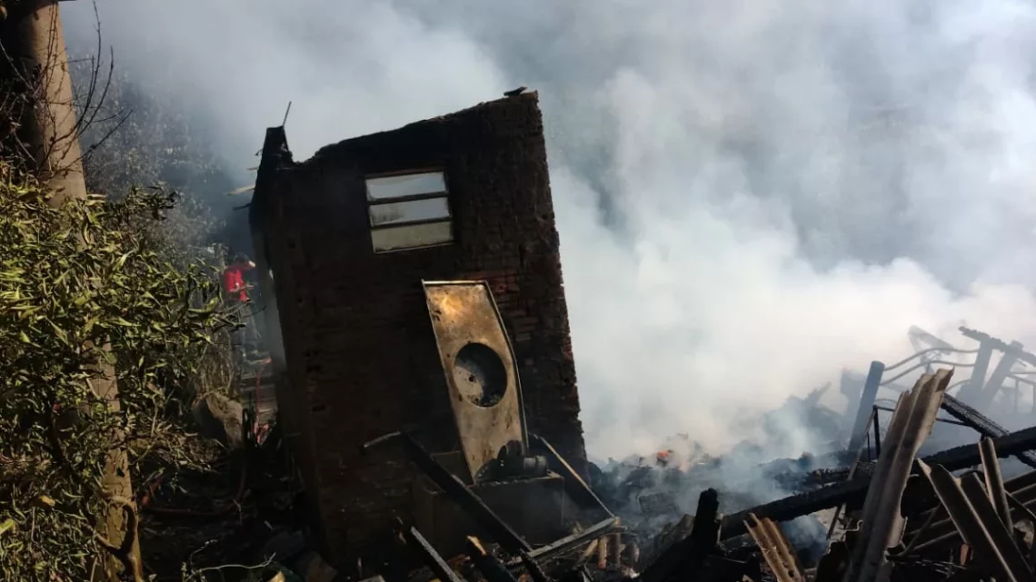 Incêndio provocado por fogão à lenha destrói residência em Fraiburgo