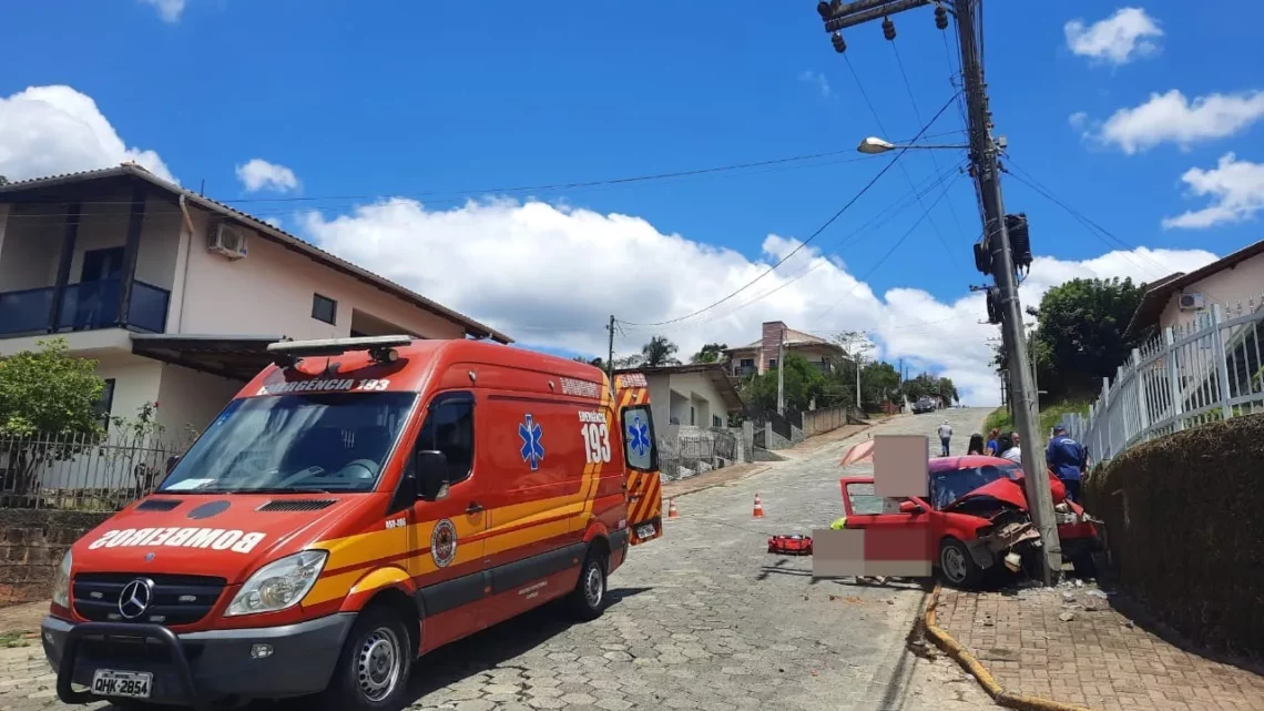 Duas crianças ficam feridas após carro colidir contra poste em Rio do Sul